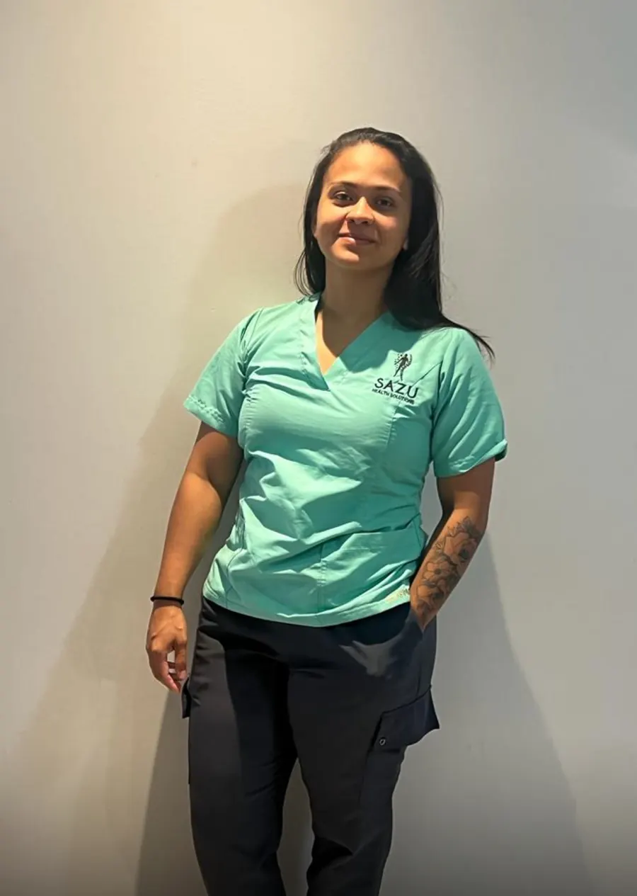 Lic. Priscilla Salguera Zúñiga con uniforme de SAZU Health